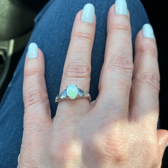 10kt white Gold Opal Amethyst Diamond Ring. - Picture 5 of 13